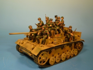 Panzer III mit aufgesessener Waffen-SS Infanterie