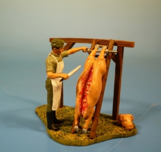 Feldmetzger beim zerlegen eines Schweins