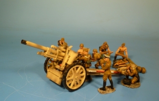 Afrikakorps 10,5-cm leichte Feldhaubitze 18 in Feuerstellung