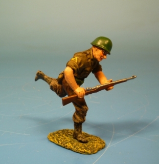US Soldat st�rmend mit M1 Garand