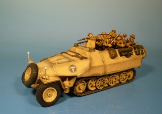 Sch�tzenpanzer Sd.Kfz. 251 mit aufgesessenen Panzergrenadieren im Angriff