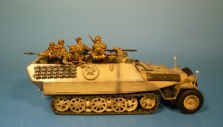 Sch�tzenpanzer Sd.Kfz. 251 mit aufgesessenen Panzergrenadieren im Angriff