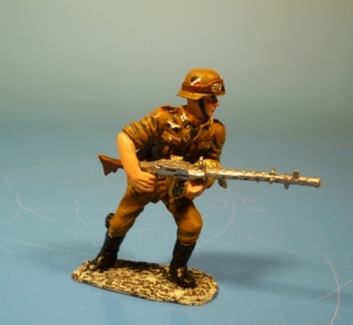 Afrikakorps MG Schtze mit MG34 aus der Hfte schieend