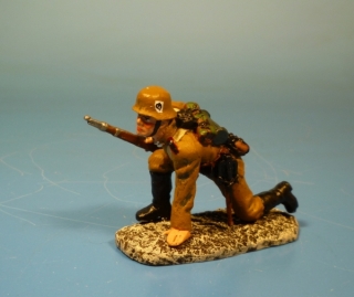 Afrikakorps Landser kniend mit Karabiner 98k