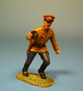 Rote Armee Kommissar schie�end mit Tokarew TT-33 Pistole
