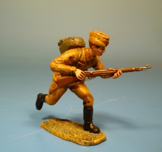 Rote Armee Soldat st�rmend mit Mosin Nagant