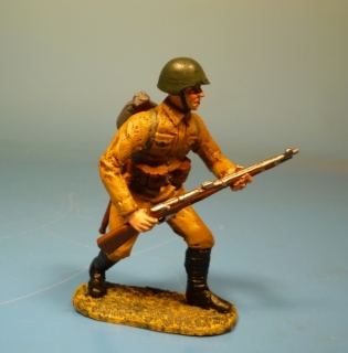 Rote Armee Soldat st�rmend mit Mosin Nagant