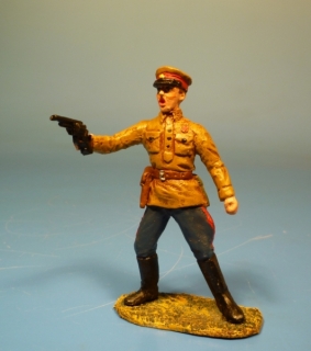 Rote Armee Kommissar schie�end mit Nagant Revolver