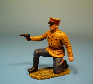 Rote Armee Kommissar schie�end mit Tokarew TT-33 Pistole