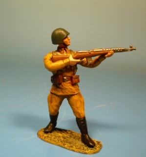 Rote Armee Soldat schie�end mit Tokarew SWT-40