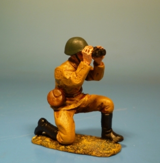 Rote Armee Soldat kniend mit Fernglas