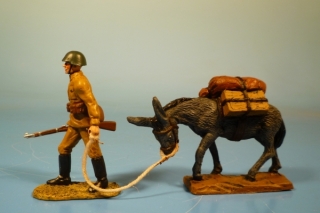 Rote Armee Soldat vorgehend mit Esel