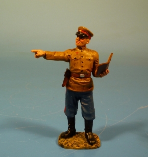 Rote Armee Offizier stehend zeigend mit Karte