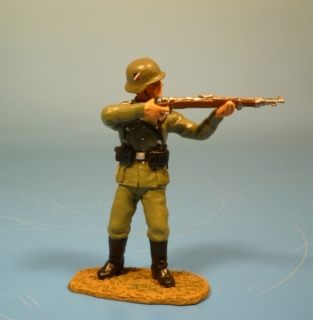 Wehrmacht Soldat mit Karabiner 98k kmpfend