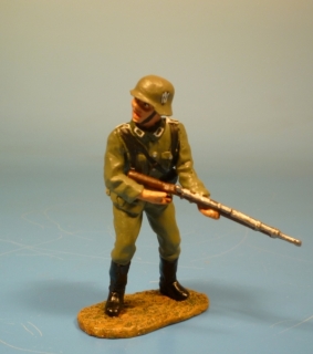 Wehrmacht Soldat mit Karabiner 98k kmpfend