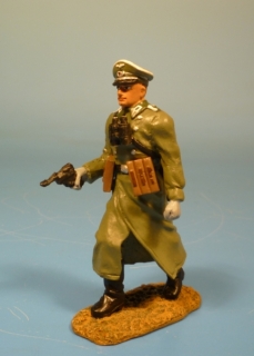Wehrmacht Offizier vorgehend mit Pistole