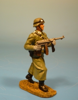Wehrmacht Unteroffizier vorgehend mit MP40