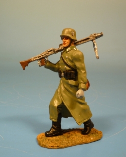 Wehrmacht Soldat vorgehend mit MG42
