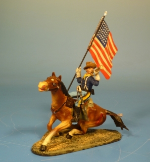 7US Kavallerist mit Fahne auf getroffenem Pferd