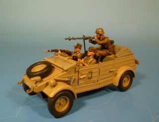 Afrikakorps VW Typ 82 Kbelwagen mit MG im Gefecht