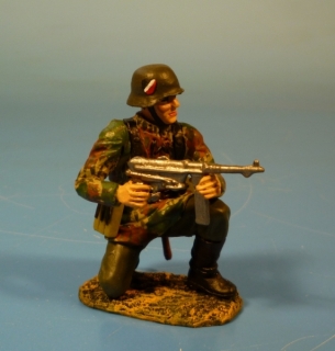 Wehrmacht Tarnfleck Soldat kniend mit MP40