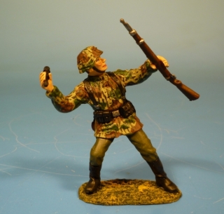 Wehrmacht Tarnfleck Soldat Handgranate werfend