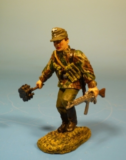 Wehrmacht Tarnfleck Soldat strmend mit geballter Ladung und Sturmgewehr 44
