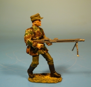 Wehrmacht Tarnfleck Soldat mit MG 42 aus der H�fte schie�end