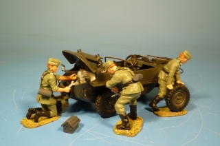 Wehrmacht Mechaniker bei der Repartatur am VW Schwimmwagen