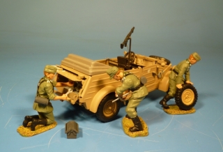 Wehrmacht Mechaniker bei der Repartatur am VW Kbelwagen