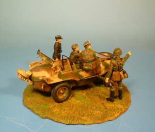 Schwimmwagen bei der Lagebesprechung mit Waffen-SS Soldaten im Sommertarn