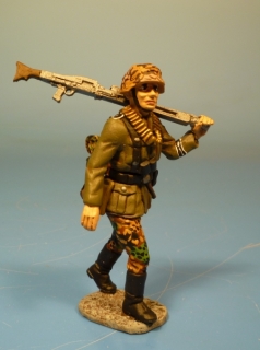 Waffen-SS Soldat mit MG 42 vorgehend