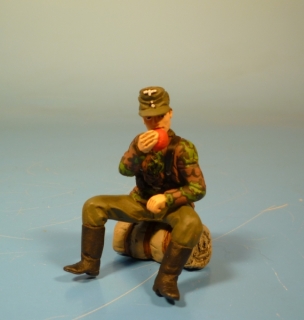 Waffen-SS Soldat bei der Kampfpause