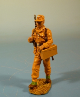 Afrikakorps Soldat mit Munitionskiste
