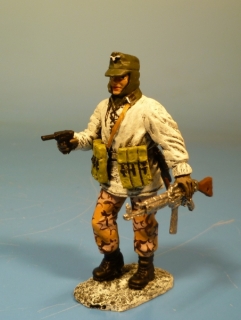 Waffen-SS  Soldat in Winteruniform mit Stg 44 und Pistole