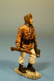 Waffen-SS Soldat in Winteruniform mit G 43 und Munitionskiste