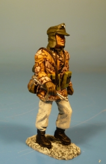 Waffen-SS Soldat in Winteruniform mit Mp 40