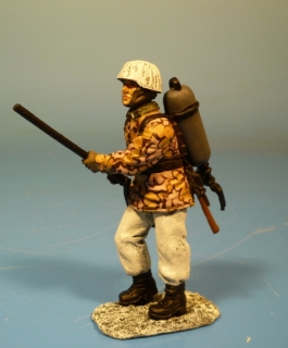 Waffen-SS Soldat in Winteruniform mit Flammenwerfer