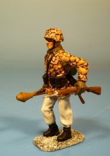 Waffen-SS Soldat in Winteruniform mit G43 und Panzerfaust