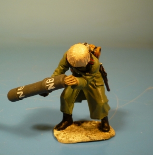 Winter Wehrmacht Soldat mit Rakete f�r Nebelwerfer