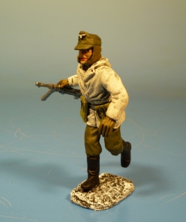 Wehrmacht Winter Soldat st�rmend mit MP 40