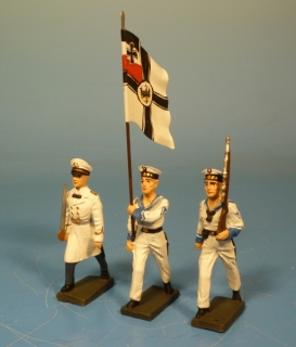 Kaiserliche Marine Soldaten mit Reichskriegsfahne