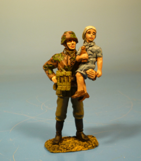 Waffen SS Soldat mit Kind auf dem Arm