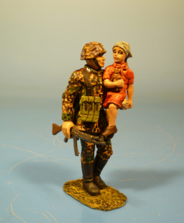 Waffen SS Soldat mit Kind auf dem Arm