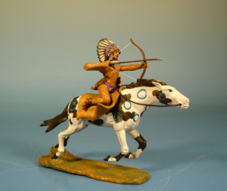 Indianer zu Pferd mit Pfeil und Bogen