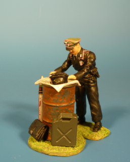 Panzeroffizier mit Landkarte bei der Lagebeurteilung