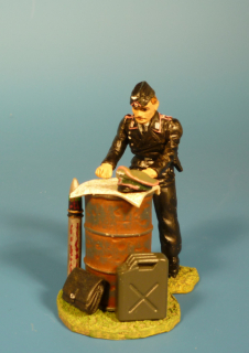 Panzeroffizier mit Landkarte bei der Lagebeurteilung